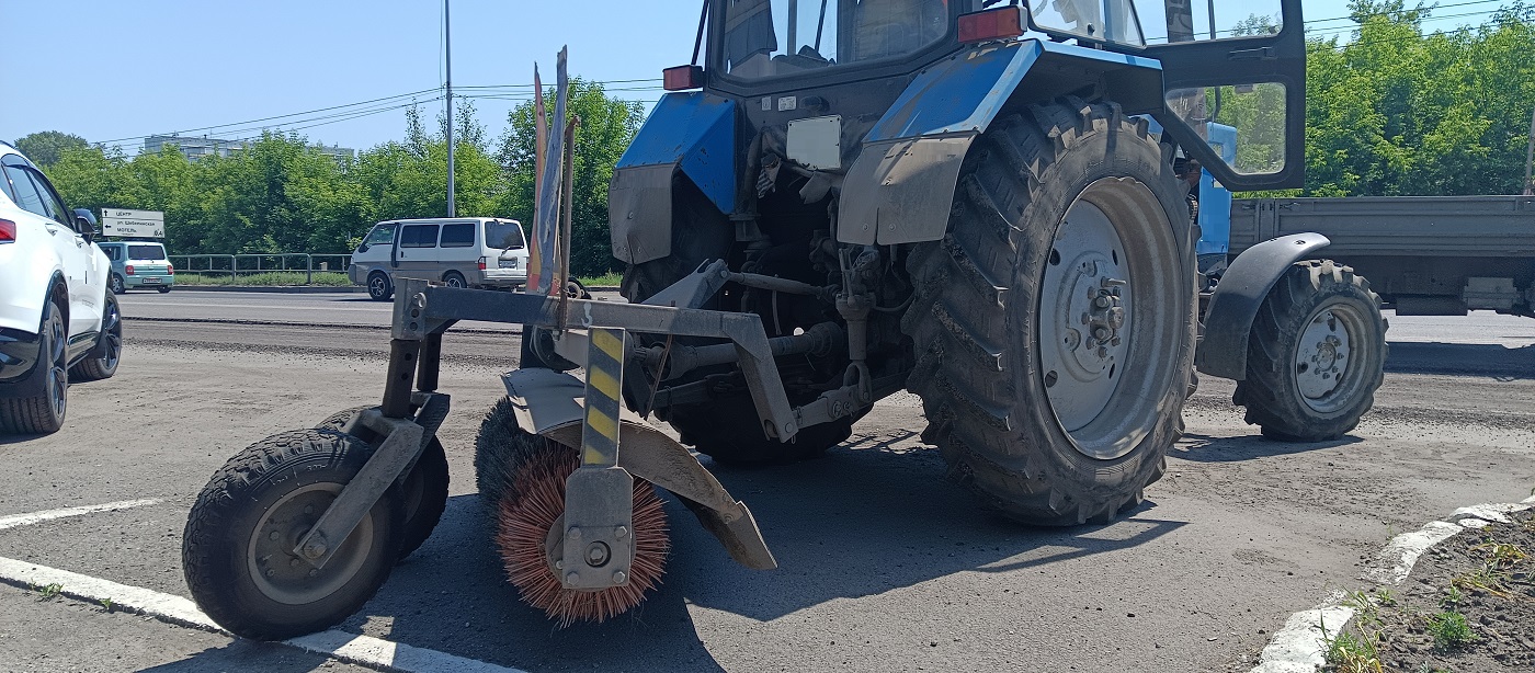 Услуги трактора с щеткой МТЗ в Ханты-Мансийском АО