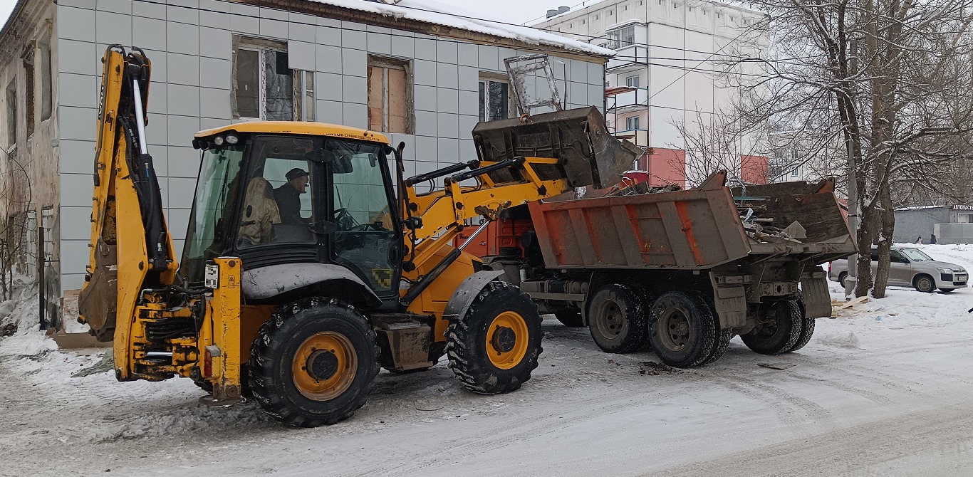 Уборка и вывоз строительного мусора, ТБО с помощью экскаватора и самосвала в Приобье